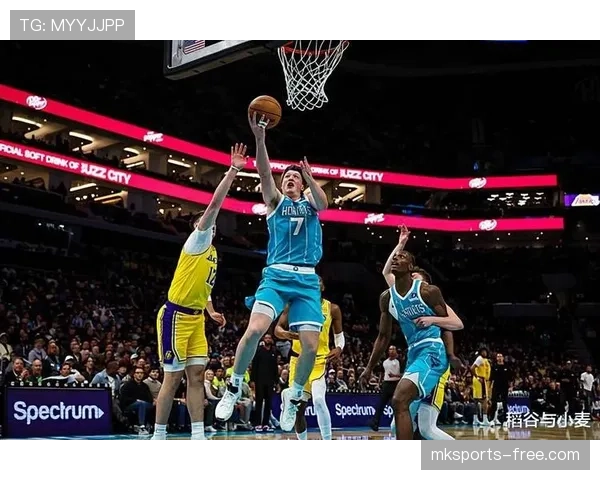 安德鲁·威金斯突破强攻效率提升显著对比季前赛防守贡献大增